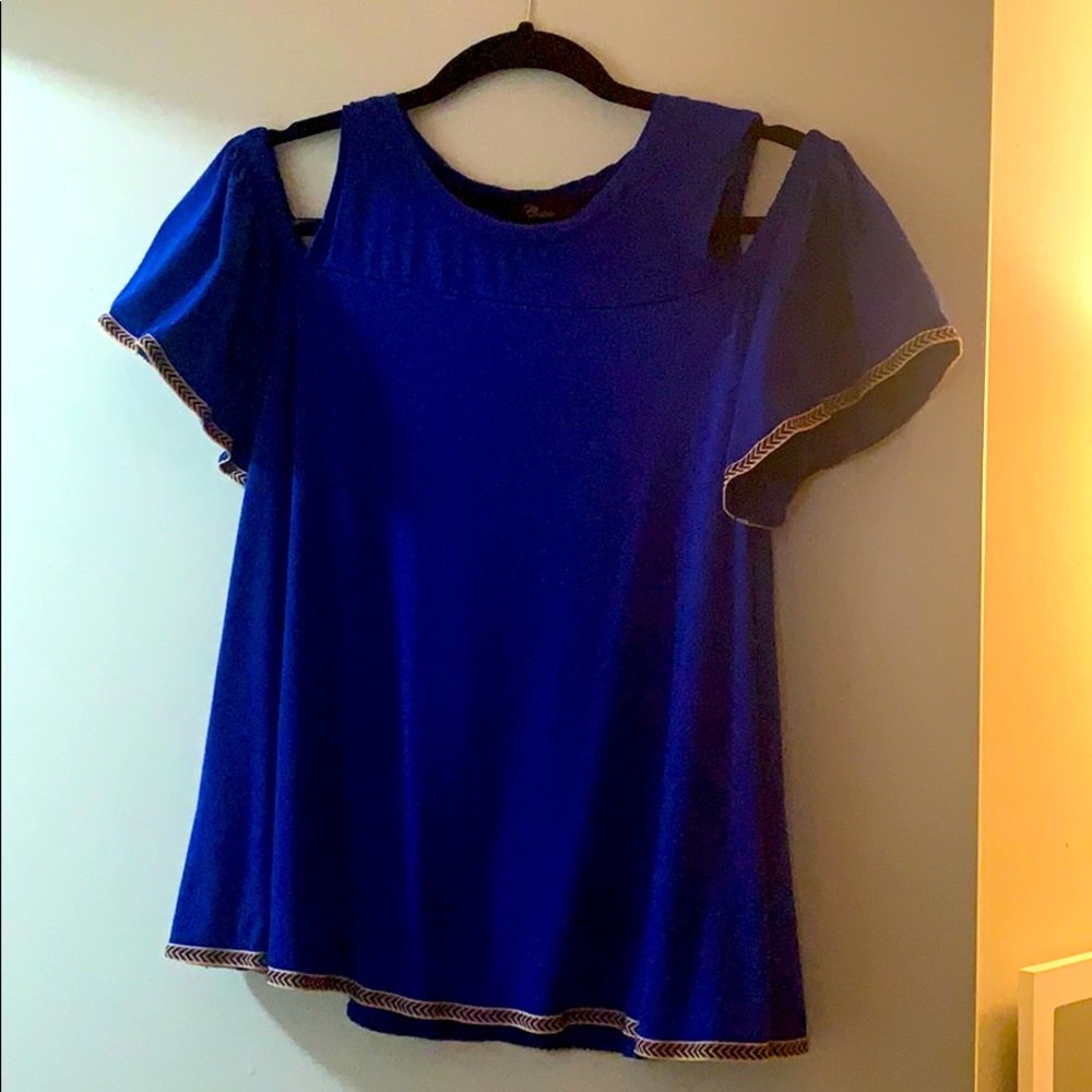 Shoulder cut blouse